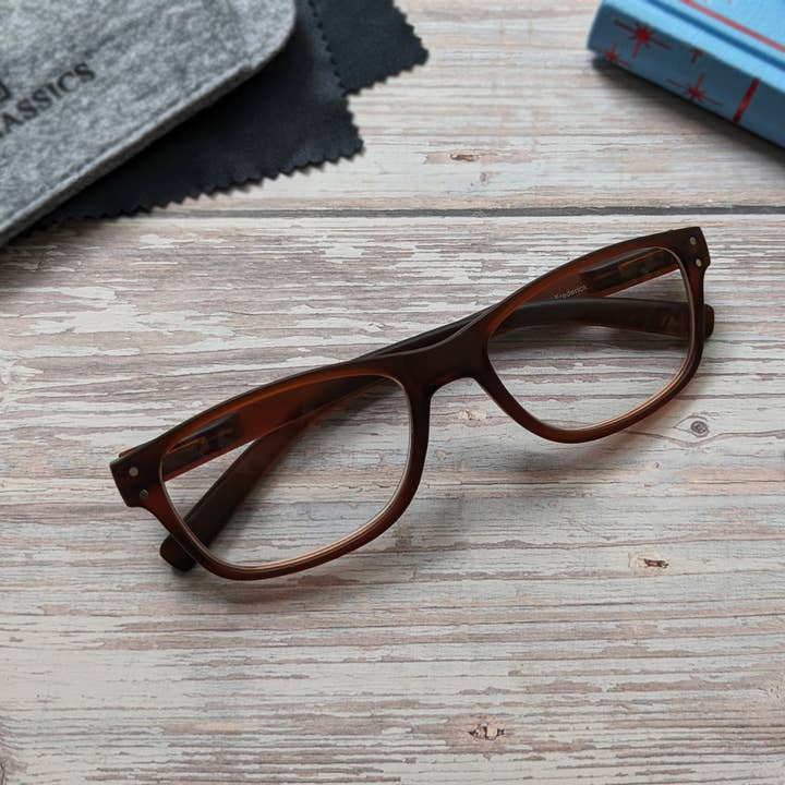 Robert Frederick Ltd - Wholesale Eyeglasses - Unisex - Reading Glasses in a Tube - Great Expectations