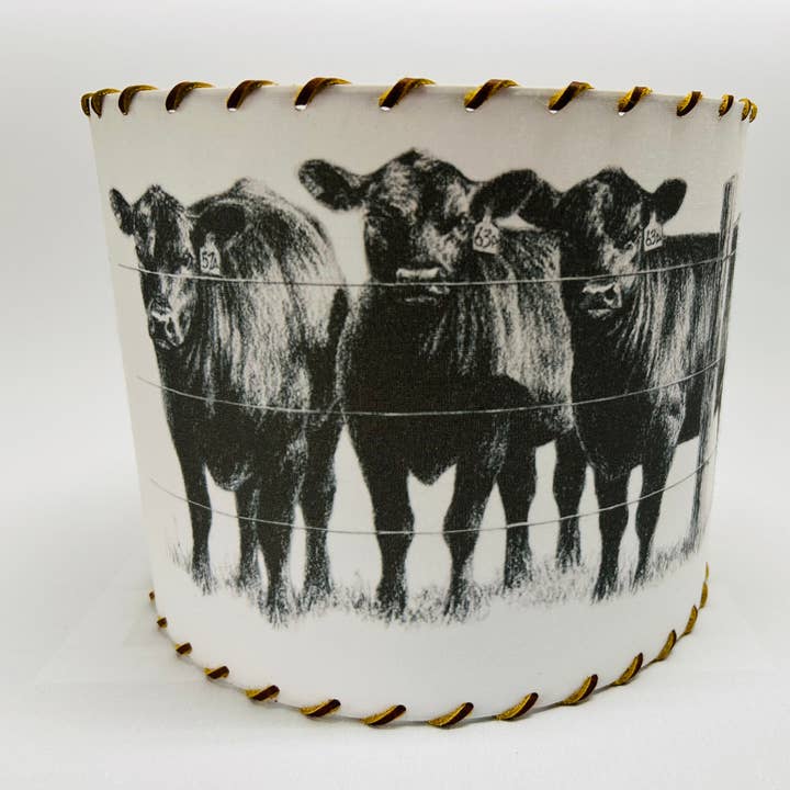 Mandria di bovini Angus paralume per la vendita all'ingrosso da parte di Red Dirt Ranch Clothing Company