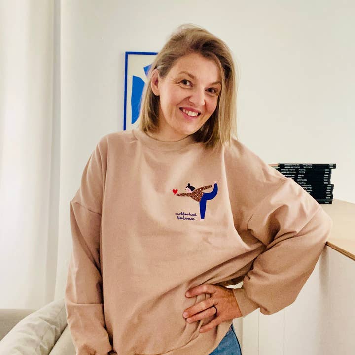 VOLWASSENEN SWEATSHIRT - MOEDERSCHAP BALANS OP BEIGE (LEVERING CA. 14 DAGEN) voor wholesale door Dont Grow Up