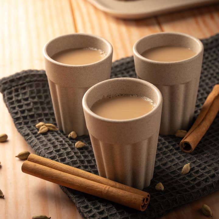 Tasses à chai à découper en balle de riz et fibre de bambou - Ensemble de 4 pour la vente par Haus of Indus