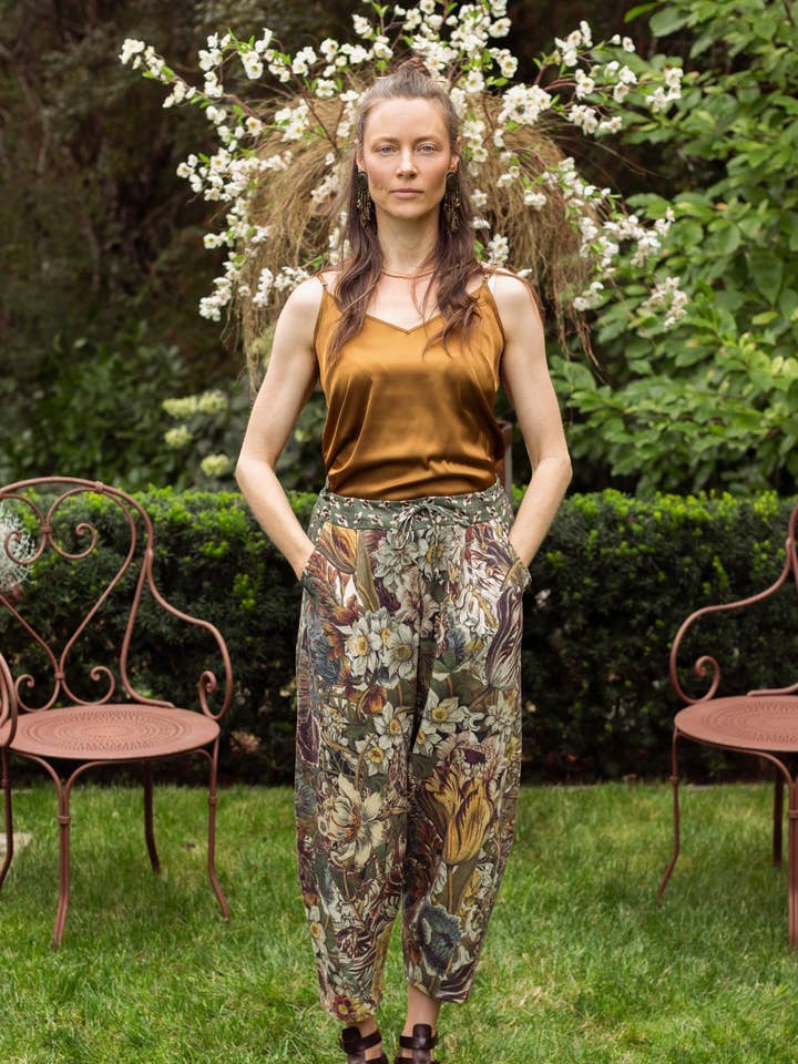 Love Grows Wild Linen Cropped Artist Pant w/ Bees & Flowers for wholesale by Market of Stars (USA)
