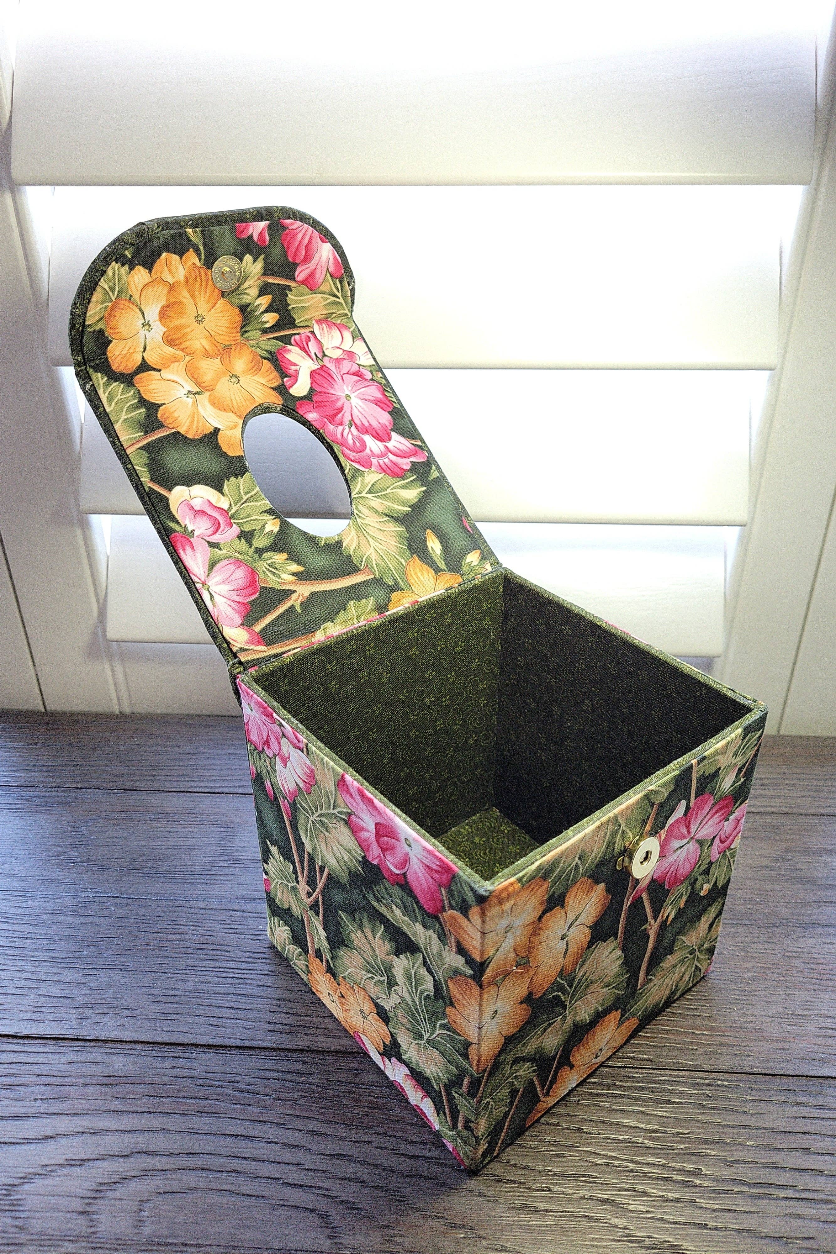 Chic Brico - Venta al por mayor Cajas de pañuelos - Portapañuelos de Tela, Decoración Elegante para el Hogar, Verde Oliva Oscuro y Flores de Jungla Vivas1