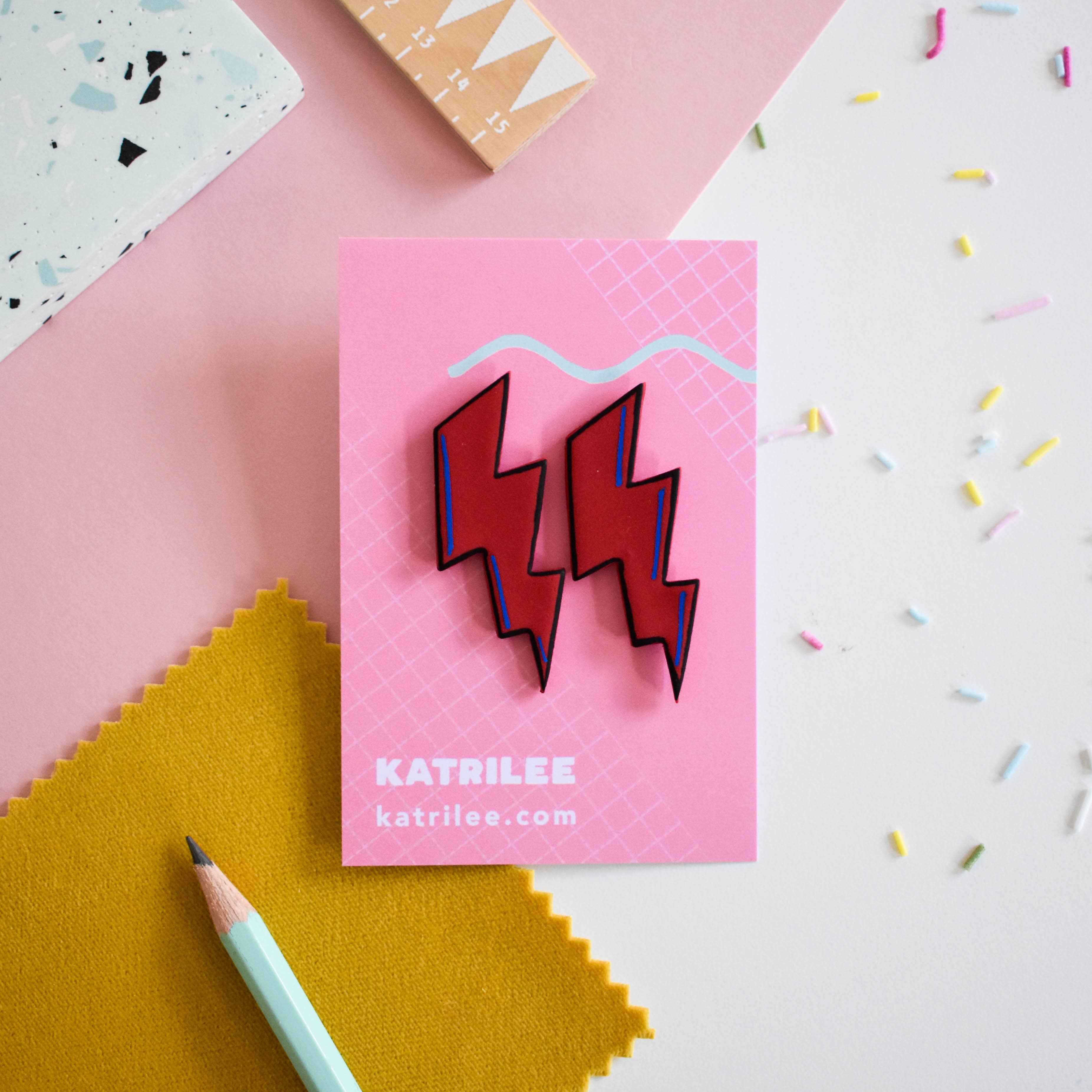 Katrilee - Venta al por mayor Pendientes de botón/aretes de poste - Pendientes de tuerca de arcilla polimérica con diseño de rayo rojo de David Bowie3