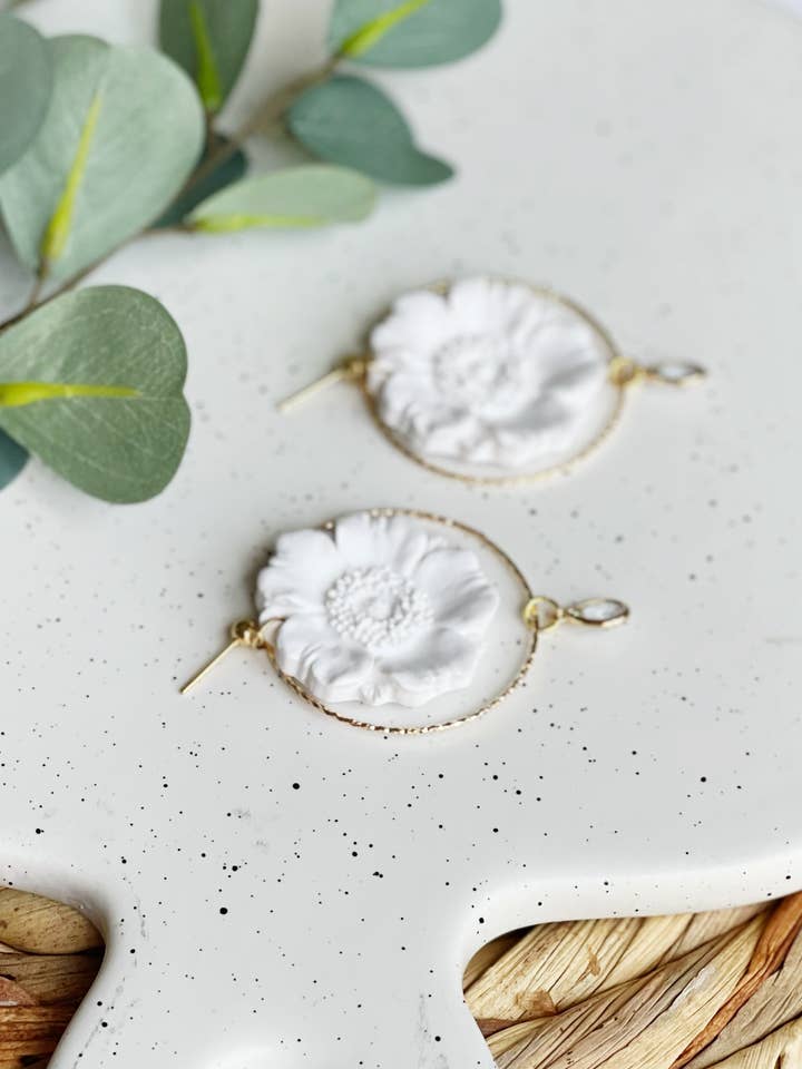 Orecchini in argilla | Fiori bianchi con cerchio dorato per la vendita all'ingrosso da parte di Kush Life Designs