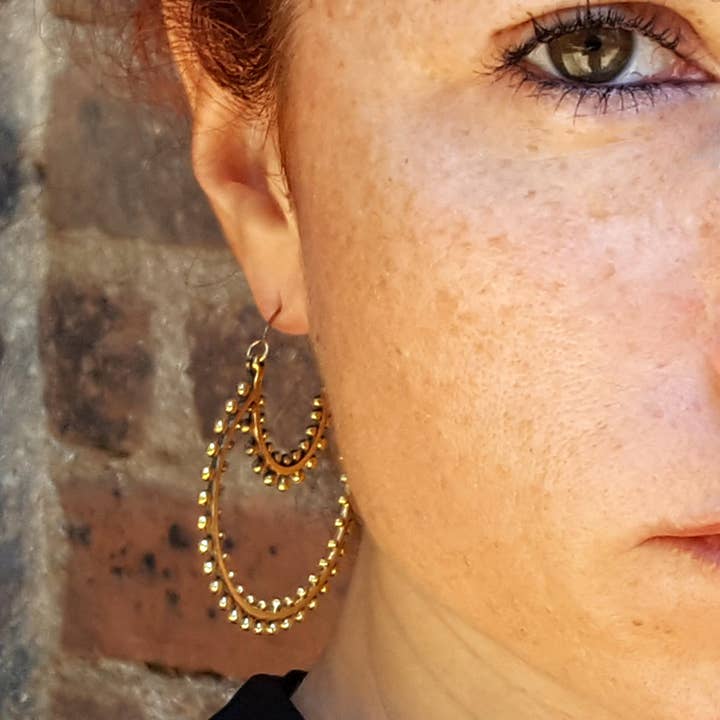 Pendientes grandes de aro indio en latón para venta al por mayor de Gypsy Winds Bcn
