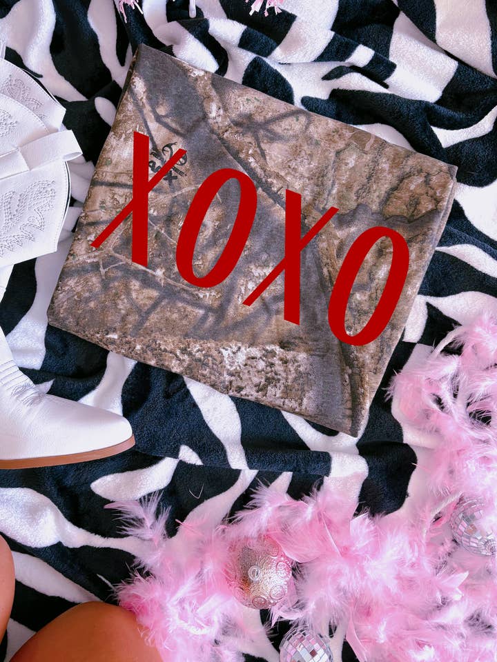 Maglietta XOXO per la vendita all'ingrosso da parte di Downtown Darling Wholesale