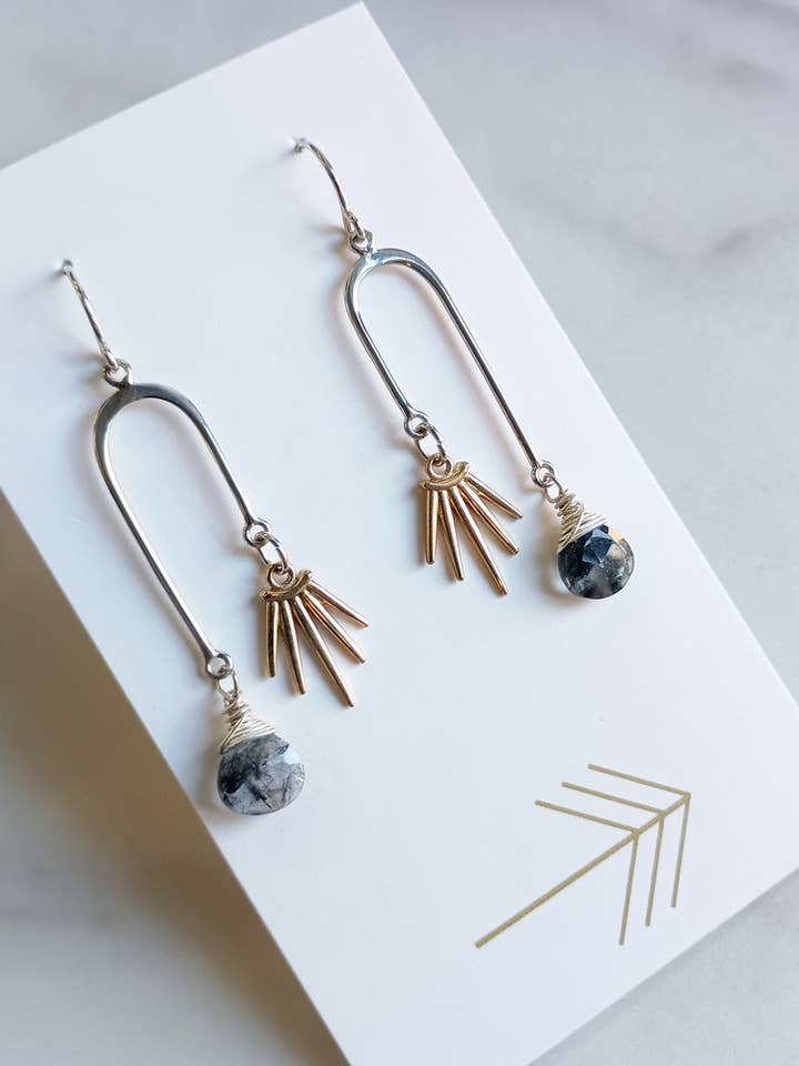 Boucles d'oreilles asymétriques en forme d'arche et de soleil en argent sterling avec pierres précieuses pour la vente par CARO DESIGNS
