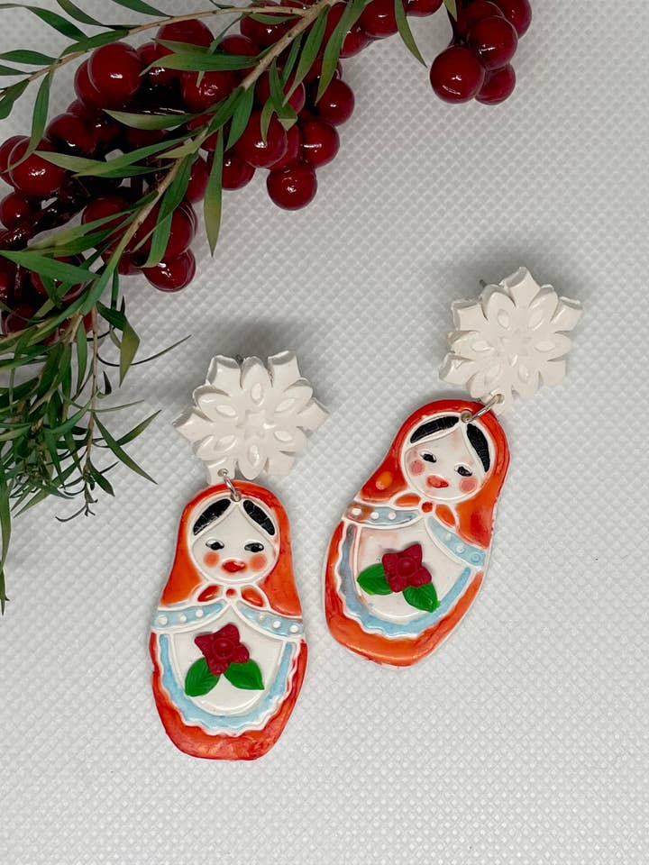 Boucles d'oreilles en polyargile peintes à la main en forme de poupée russe d'hiver pour la vente par the Pale Porchlight