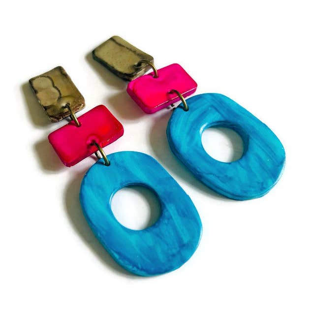 Boucles d'oreilles à clip brillantes en bleu, rose et gris pour la vente par Sassy Sacha Jewelry