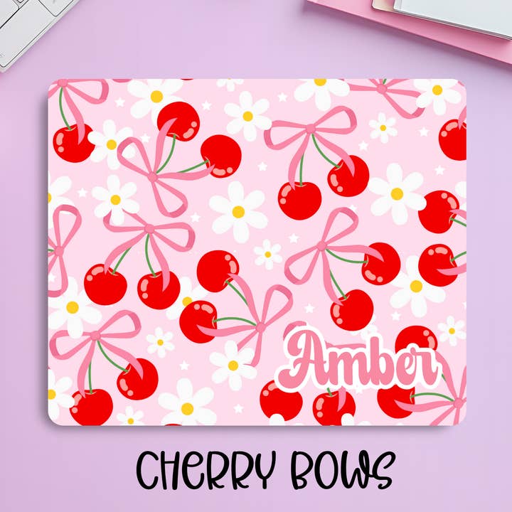 Tapis de souris Preppy Cerise & Nœud sur mesure – Tapis de bureau esthétique rose coquette avec nom personnalisé pour la vente par Creekside Design Company