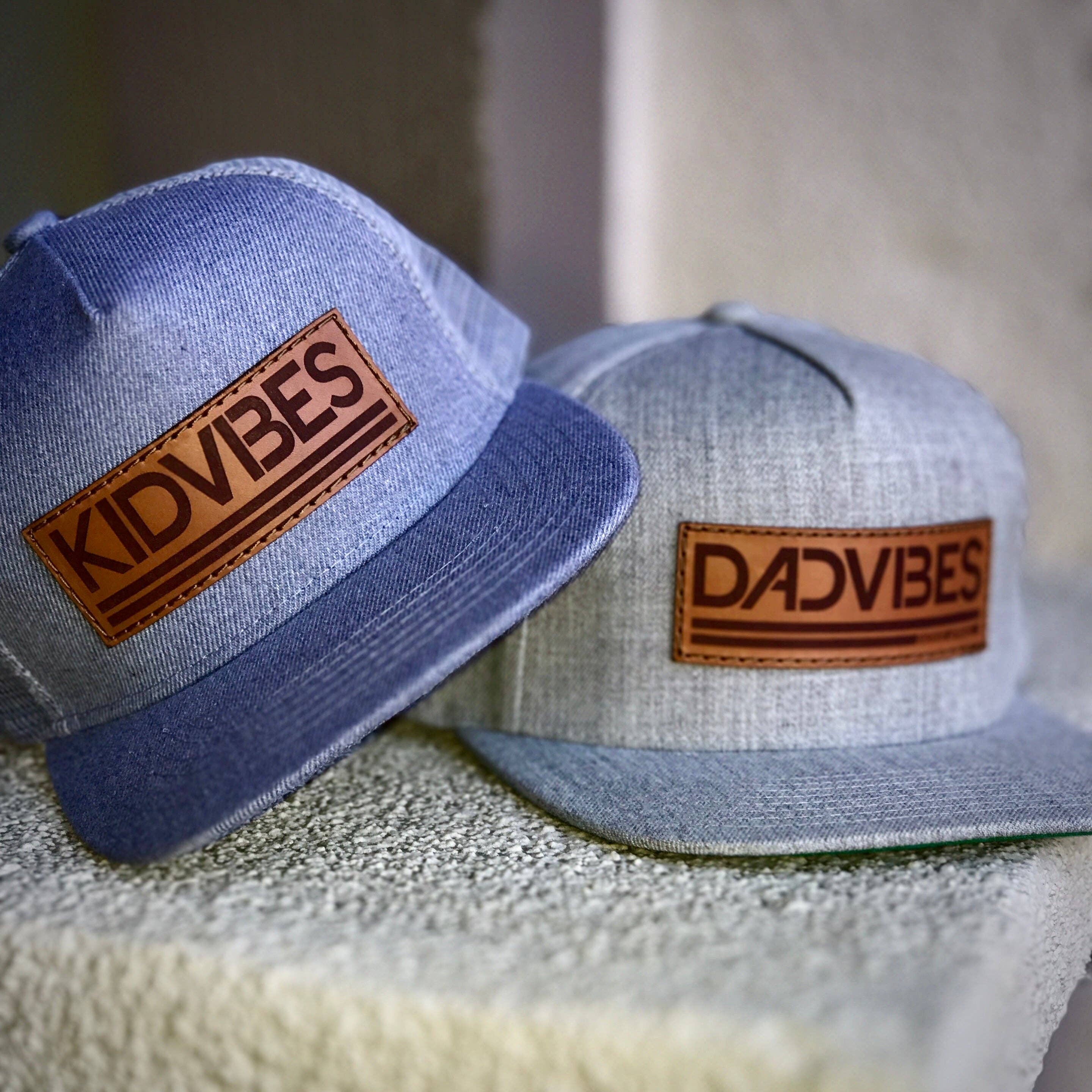 Dadbod Apparel – wholesale Flat-brimmed cap – Men's – DadVibes Classic - Snapback (Heather Grey)4