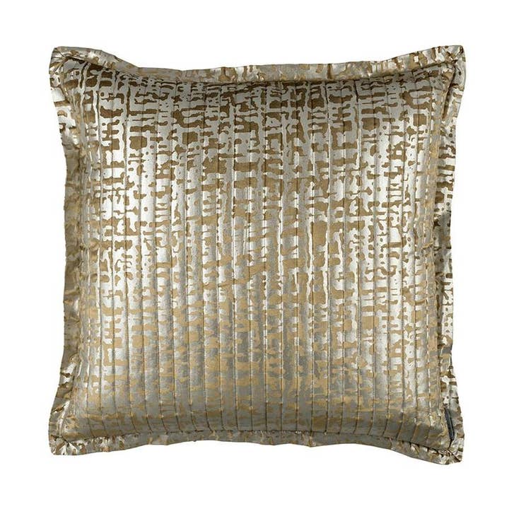 Joli coussin européen matelassé en velours de paille et imprimé doré 26 x 26 pour la vente par Lili Alessandra