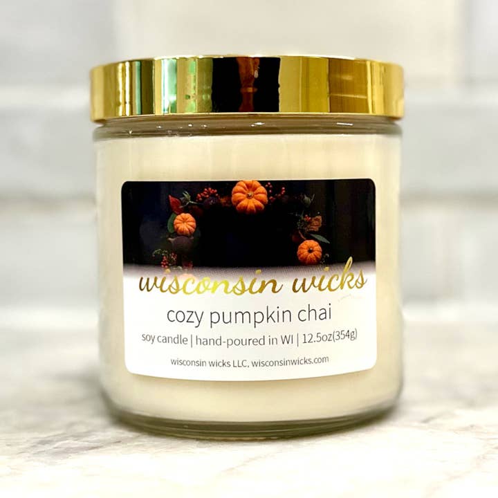 Bougie parfumée « Cozy Pumpkin Chai » en pot de soja pour la vente par Wisconsin Wicks