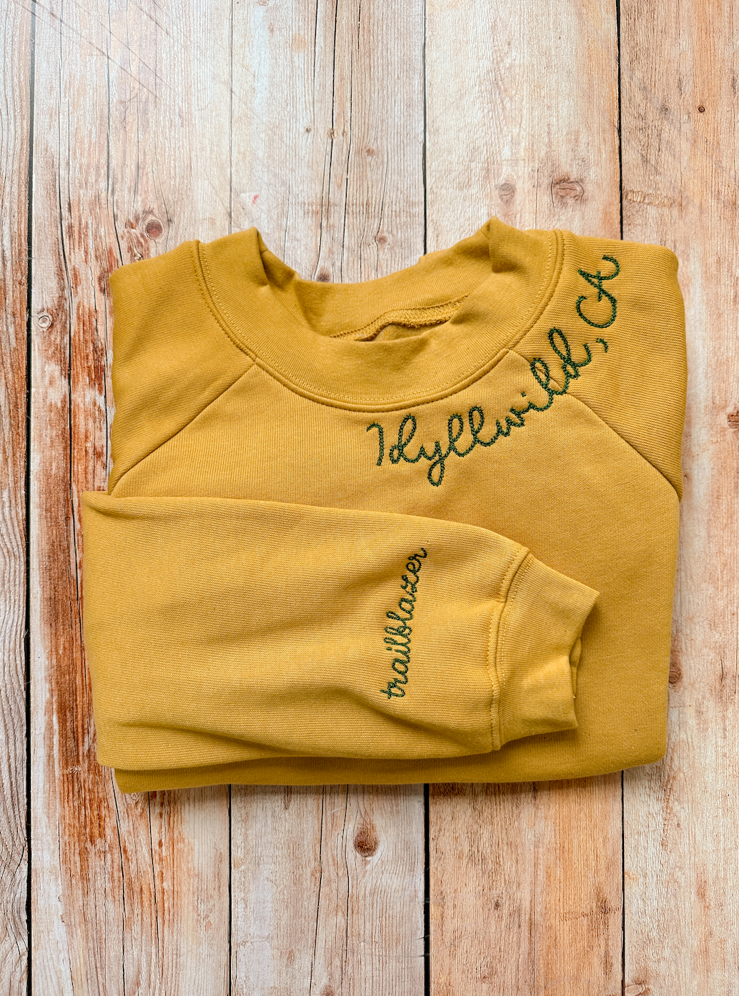 Magill - Wholesale Sweatshirt - Women's - Embroidered Neckline Crewneck Sweatshirt Cropped Womens5