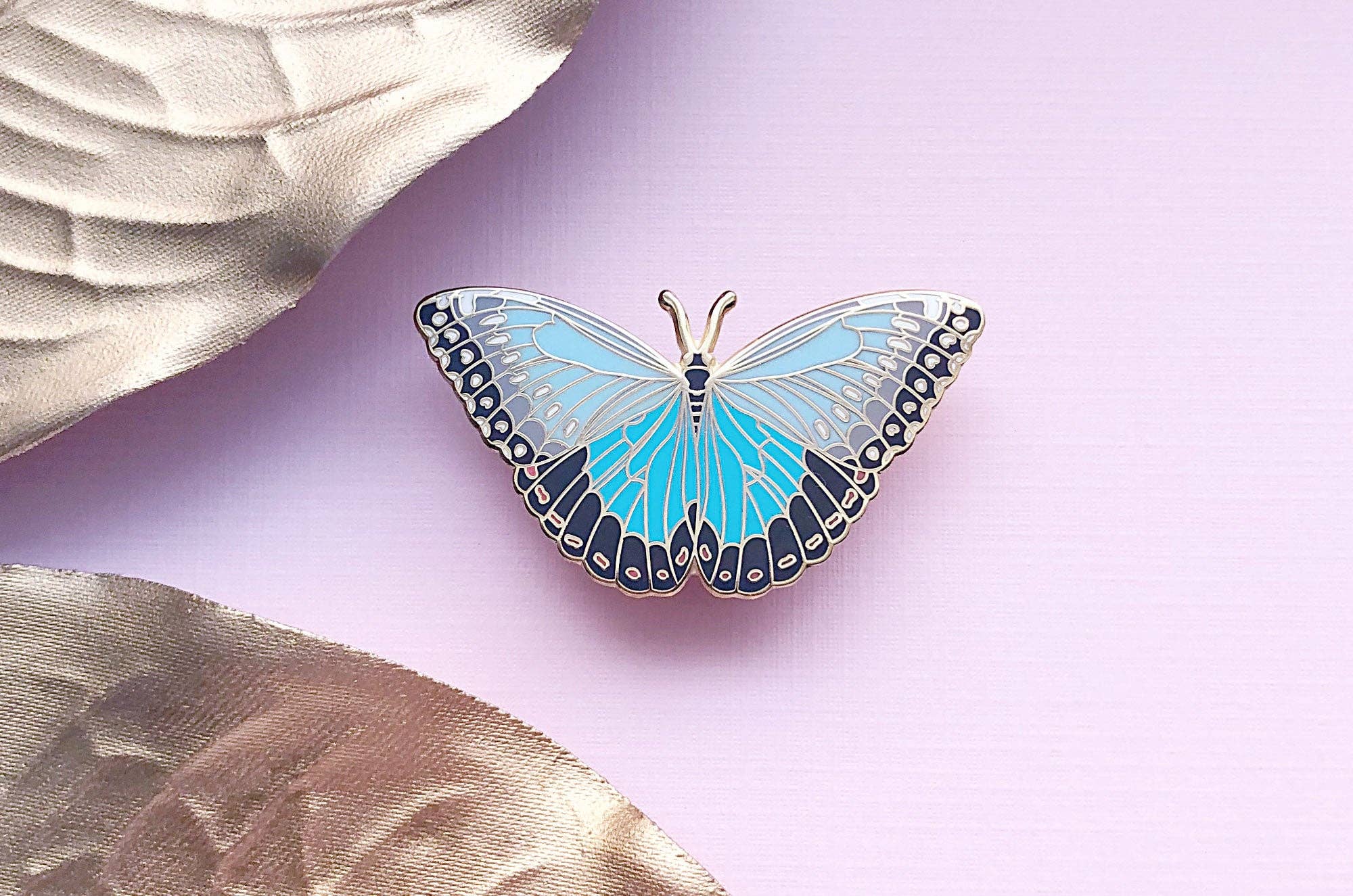 Alum and Ink - Vente Épinglettes/boutons - Épinglette bleue en émail Morpho Butterfly (Morpho peleides)7