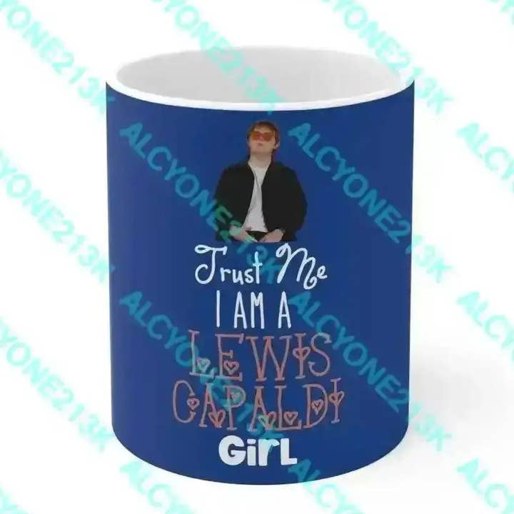 Tasse Lewis Capaldi en céramique blanche brillante de 11 oz avec revêtement Orca pour la vente par Alcyone213k