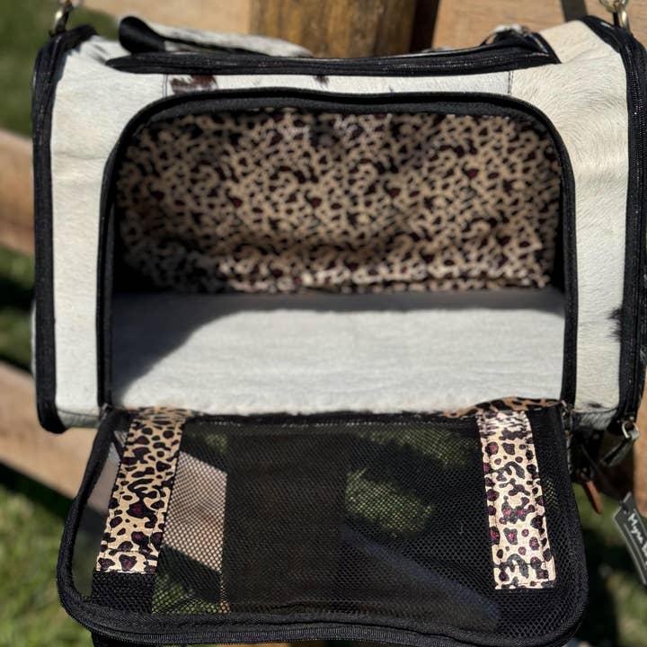 The Sterling Gypsy - Vente Caisse de transport – chat et chien - Sac de transport personnalisé en peau de vache noire et blanche avec nom de votre animal ou marque de ferme – pour chien, chat ou petit animal2