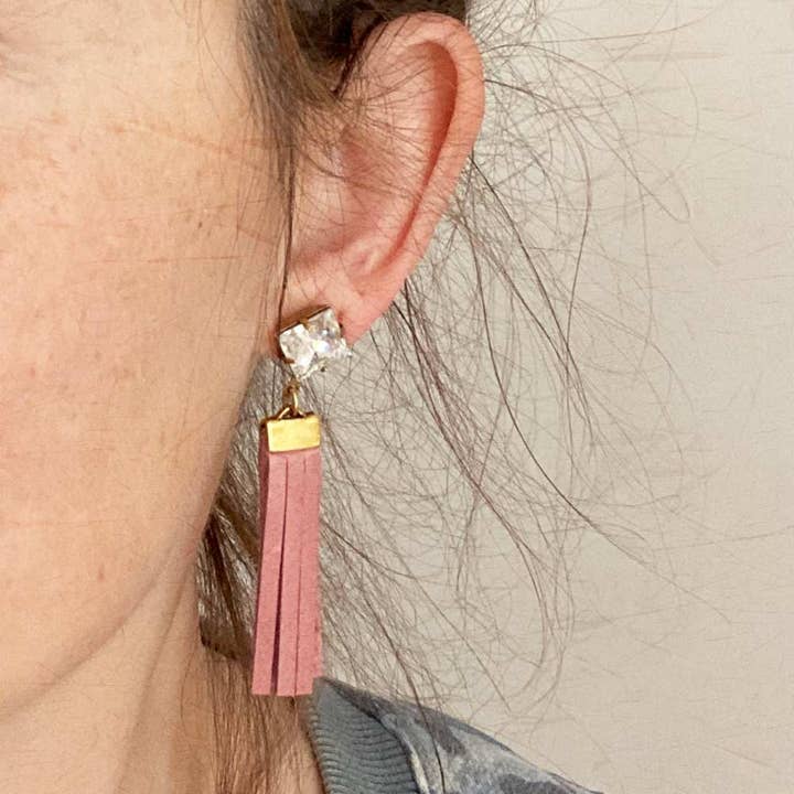 Orecchini con nappine in pelle color cipria | Tanner per la vendita all'ingrosso da parte di e.b. jewelry studio