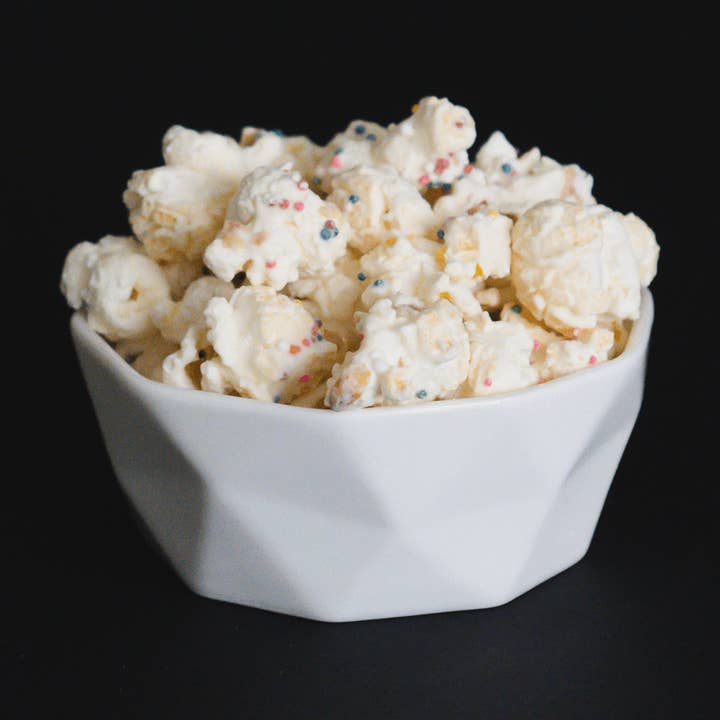 Gâteau d'anniversaire popcorn au chocolat blanc pour la vente par Lisa's Gourmet Popcorn