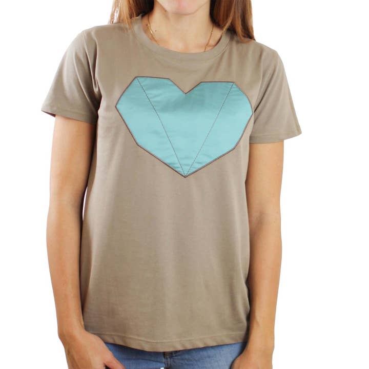 Beige dames T-shirt met lichtblauw hart voor wholesale door Vinto Exclusive