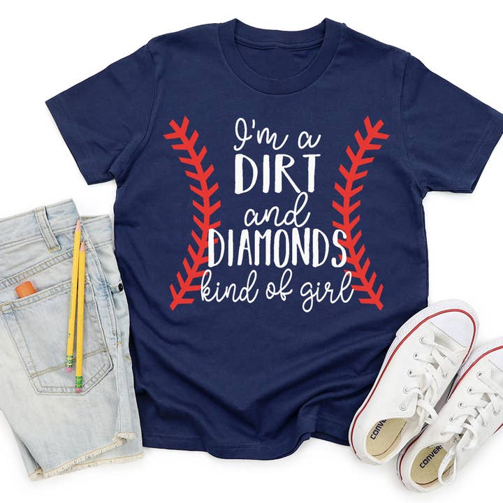 Sono un tipo di maglietta da ragazza di Dirt and Diamonds per la vendita all'ingrosso da parte di Kids By Kissed Apparel