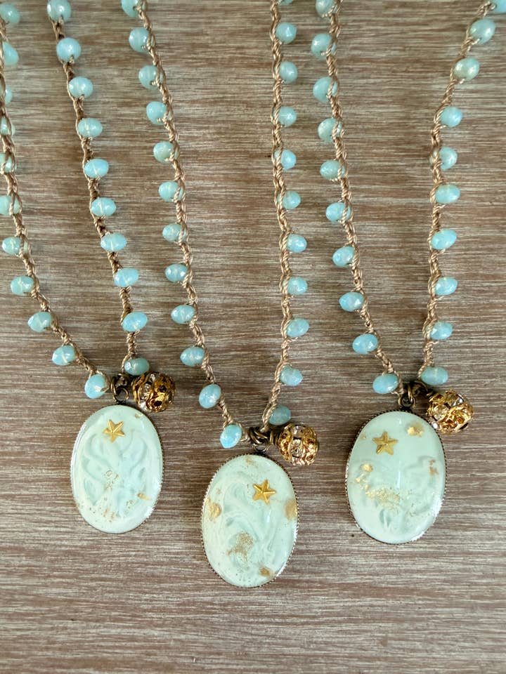 Das Kleine Prinz Portal Halskette mit gehäkeltem Kristall für den Großhandel von Twist Style