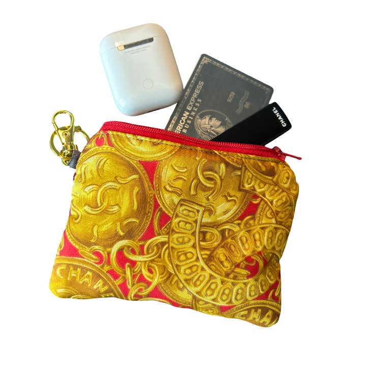 Bolso llavero de seda roja con monedas y logotipo CC de Chanel para venta al por mayor de Vintage Luxe Up