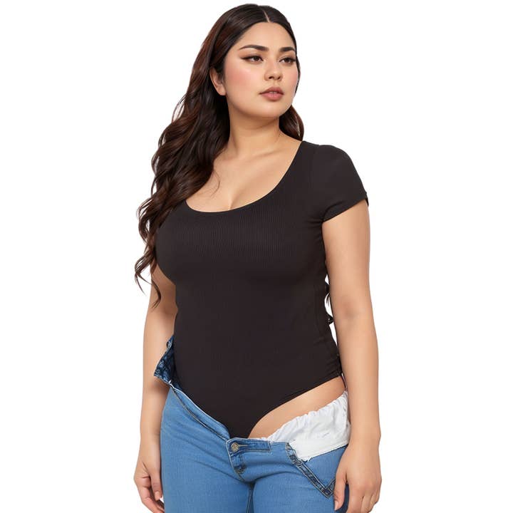 Robin K – Großhandel Body – Damen – Pleione Gerippter Trichterbody für Damen in Übergröße