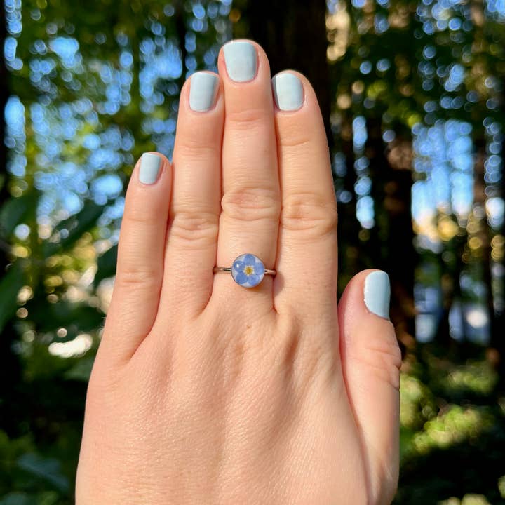 Bague Circle Real Forget-Me-Not pour la vente par Wild by Design