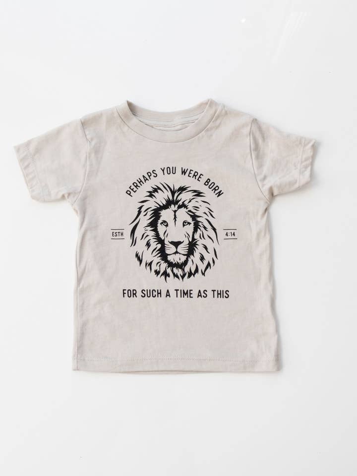 The Anastasia Co – Großhandel T-Shirt mit Siebdruck – Kinder – Esther Lion Graphic Kinder-T-Shirt - Kinder & Jugendliche - Stone
