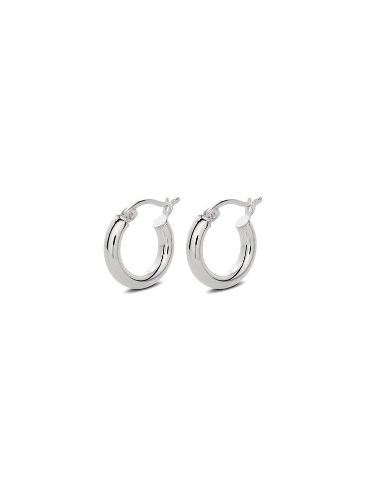 Ella Hoops Silver för wholesale av NO MORE ACCESSORIES