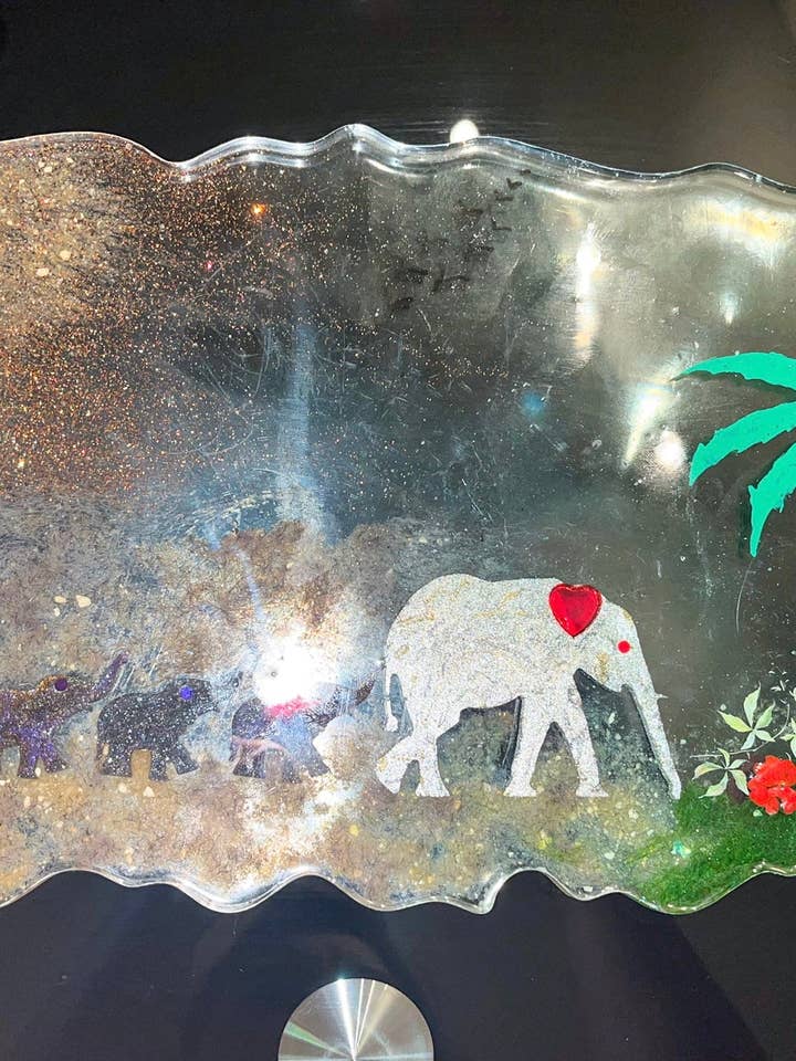 Plateau rectangulaire avec éléphants pour la vente par Vivian Treasury