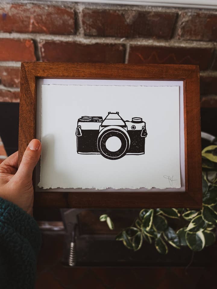 Impression originale à la main de mini caméra pour la vente par Sharell Katelynn