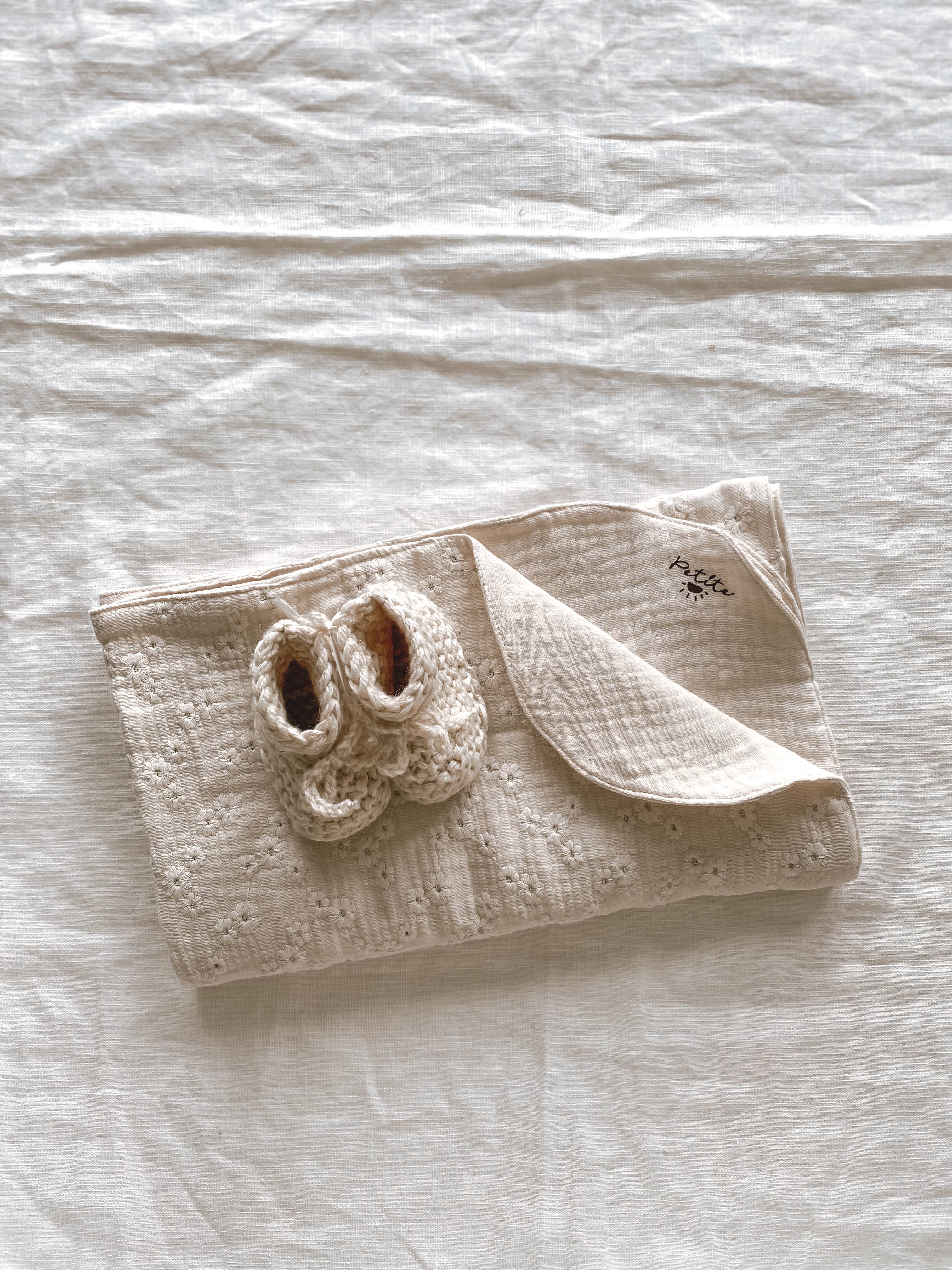 PETITE EvelinaApparel - Wholesale Bedding Blanket - Kids & Baby - Muslin Baby blanket / Embroidered flowers Ecru6