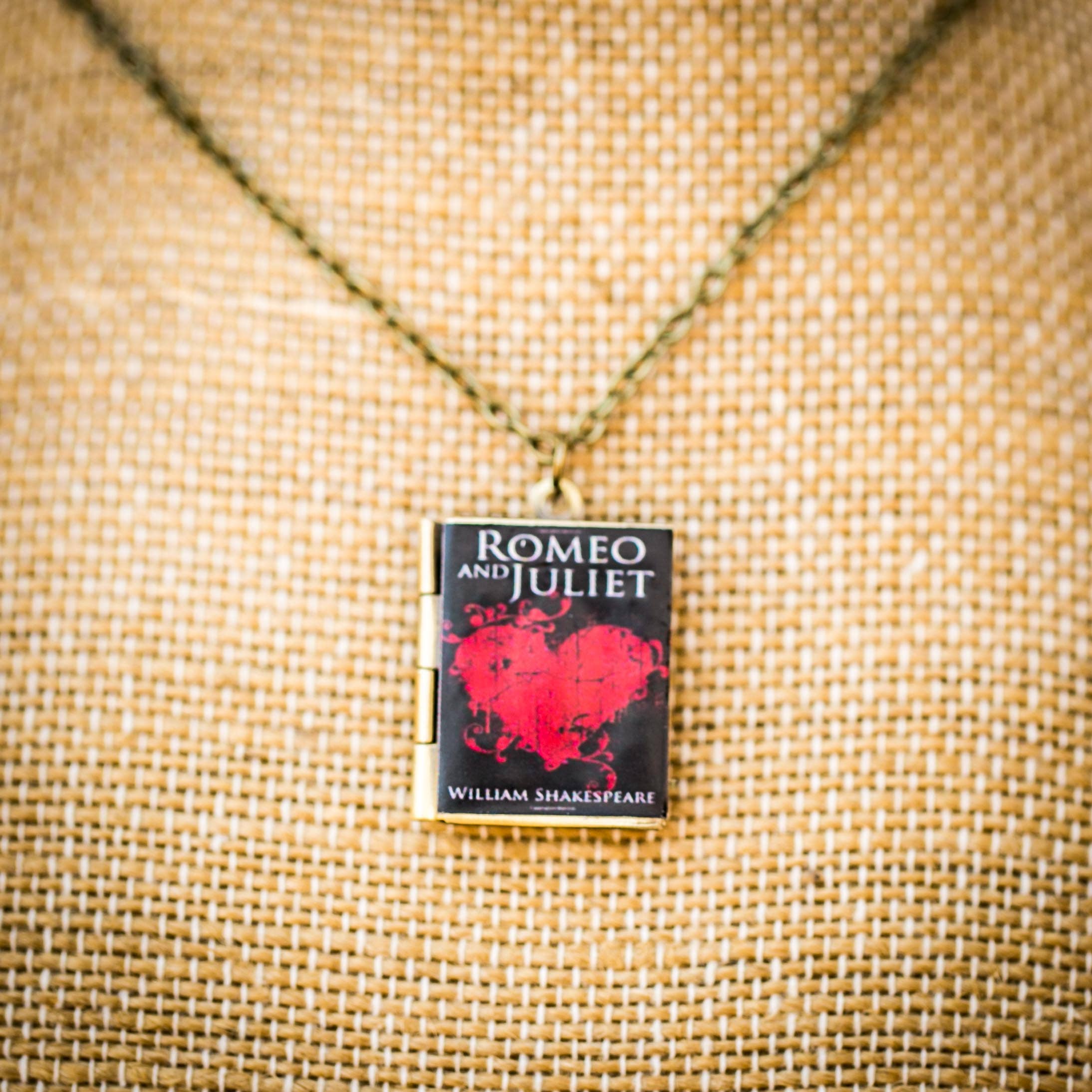 Adorned by Aisha - Vendita all'ingrosso Collane con medaglione - Collana con ciondolo libro stile Jane Eyre6