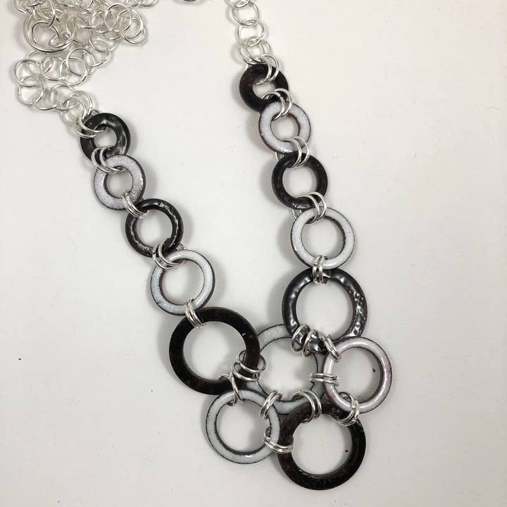 Sort og hvid skive halskæde for engroshandel hos Coastal Chic