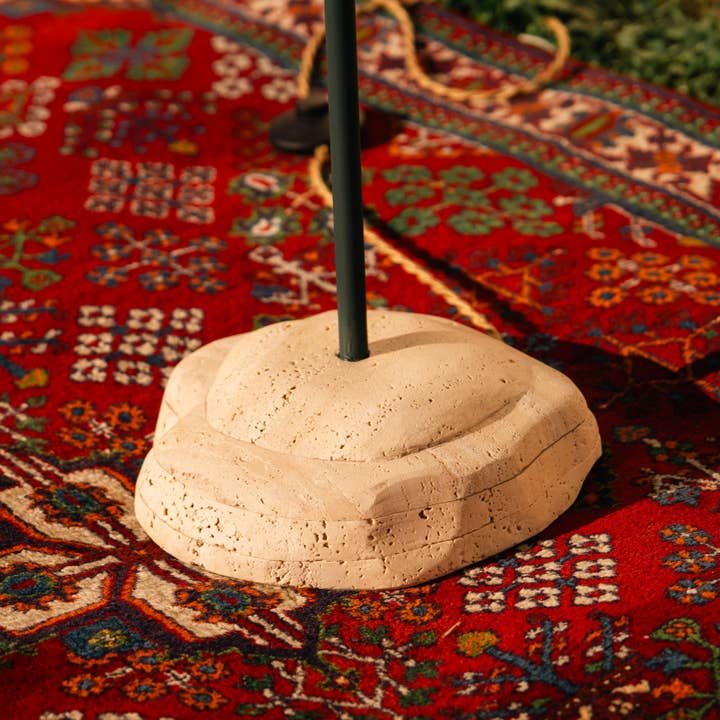 Dweller Studio - Wholesale Accent/bureaulamp - Staande lamp met gebeeldhouwde travertin voet