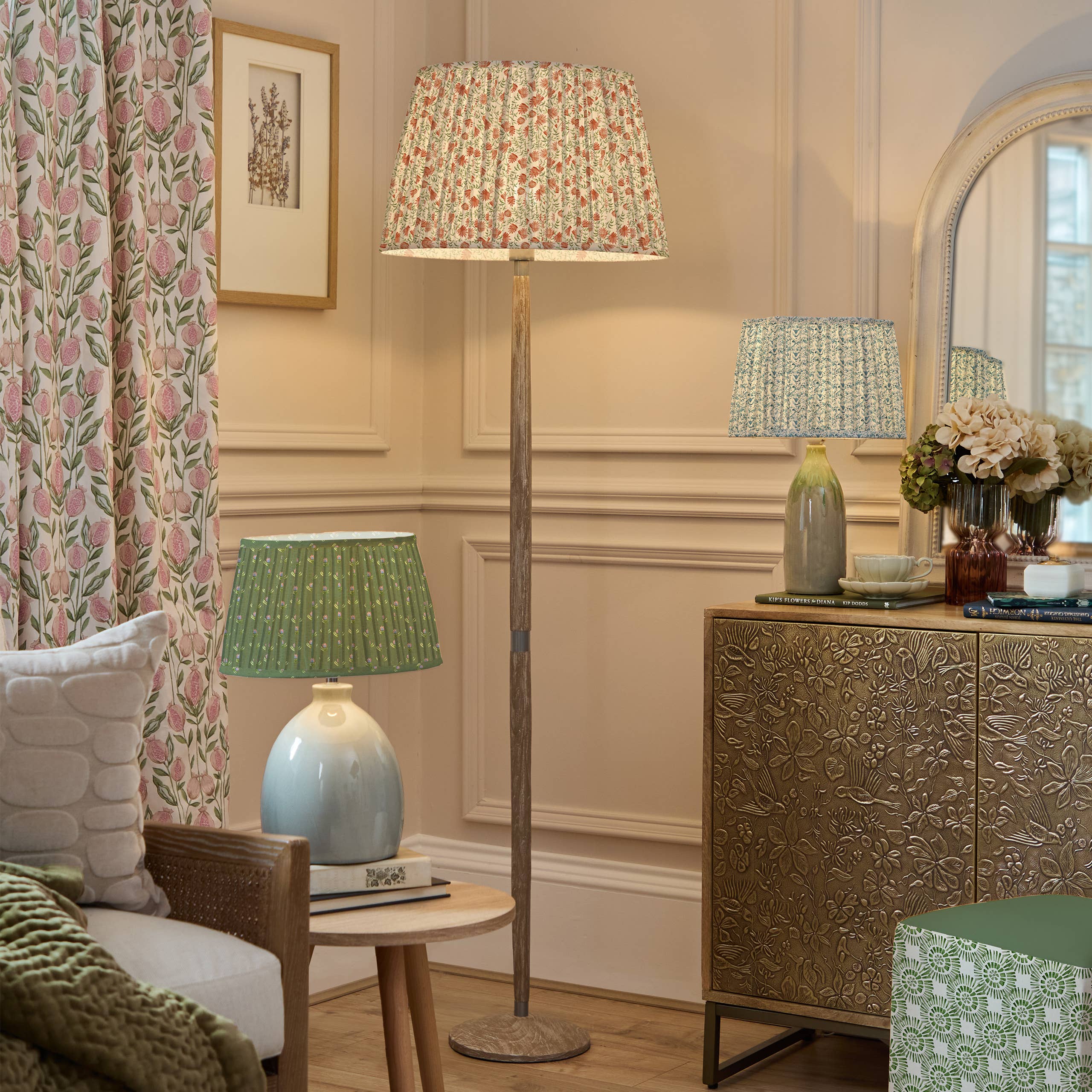 Salvia Pantalla de lámpara cónica plisada Raja, color salvia de venta al por mayor en Faire6