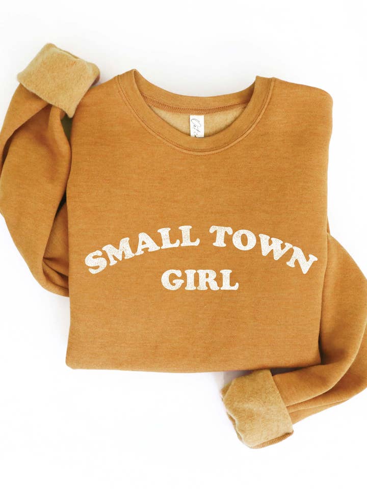 Chandail à motif SMALL TOWN GIRL pour la vente par OAT COLLECTIVE