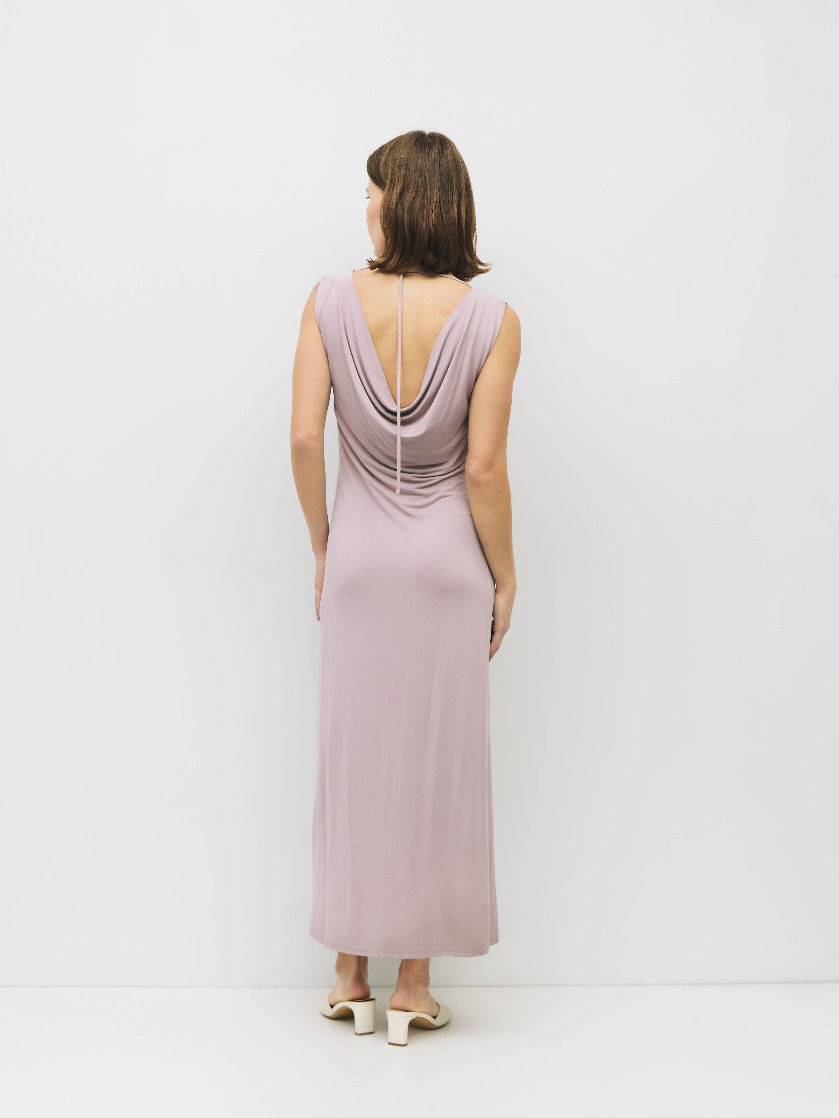 MOD REF – Großhandel Kleid – Damen – Das Benson-Kleid | Strick-Maxikleid mit Wasserfallausschnitt am Rücken1