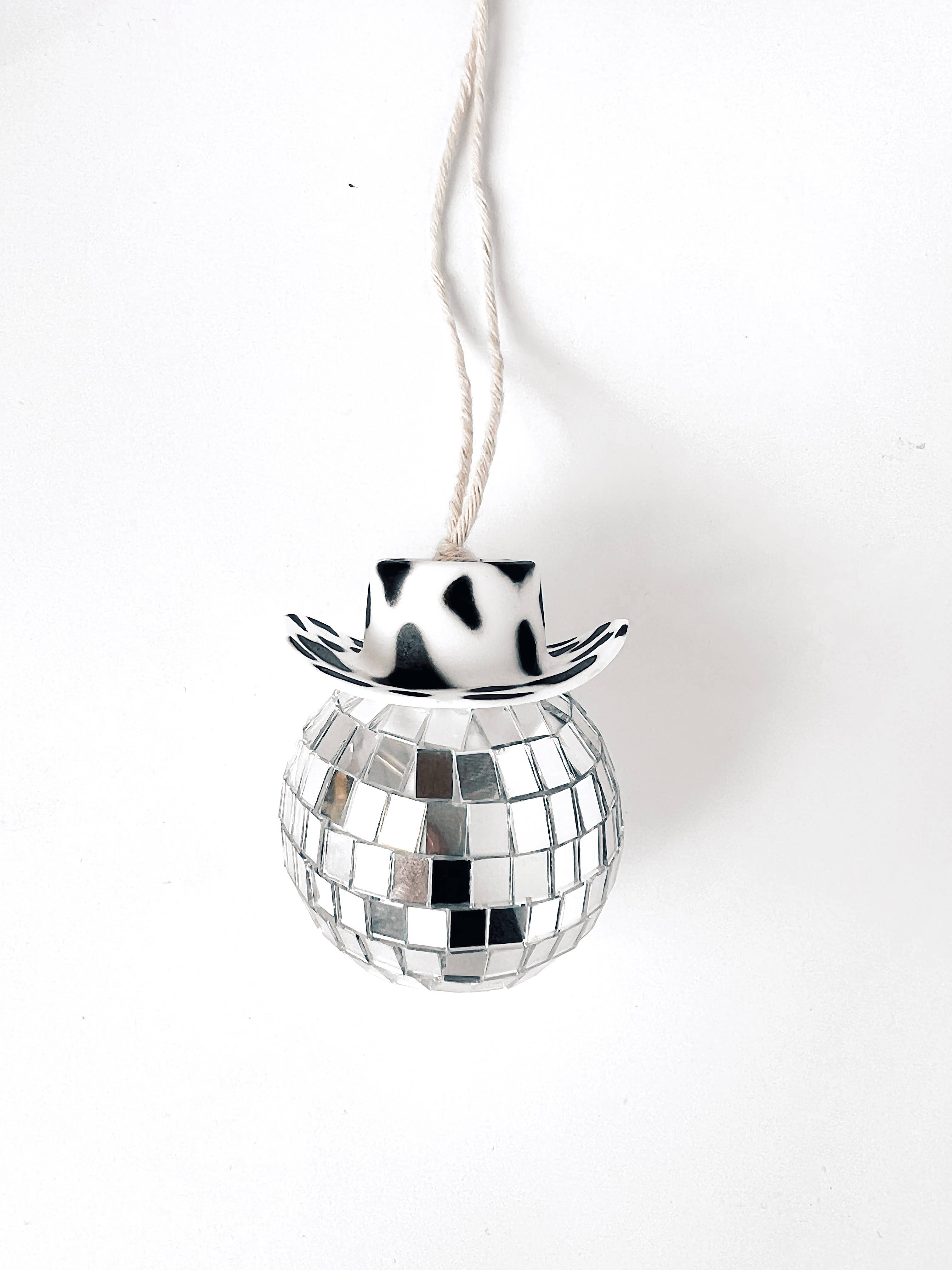 Golden Hour Designs – Engroshandel Dekorativ bilamulet – til kvinder – Cow Print Disco Ball Cowboy Hat Biltilbehør Brun Disco Cowboy - Bilophæng, Juletræspynt2
