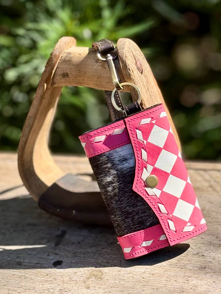 Porte-cartes en cuir de vachette à carreaux avec dragonne pour la vente par Southern Junkie Gypsy Boutique