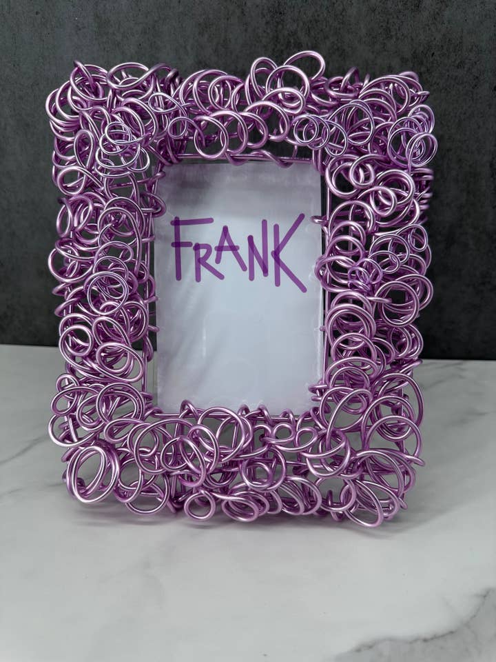 Cadre photo en fil métallique « Loops » (fenêtre de 4 x 6 pouces) couleur rose clair pour la vente par Frank Steil San Francisco
