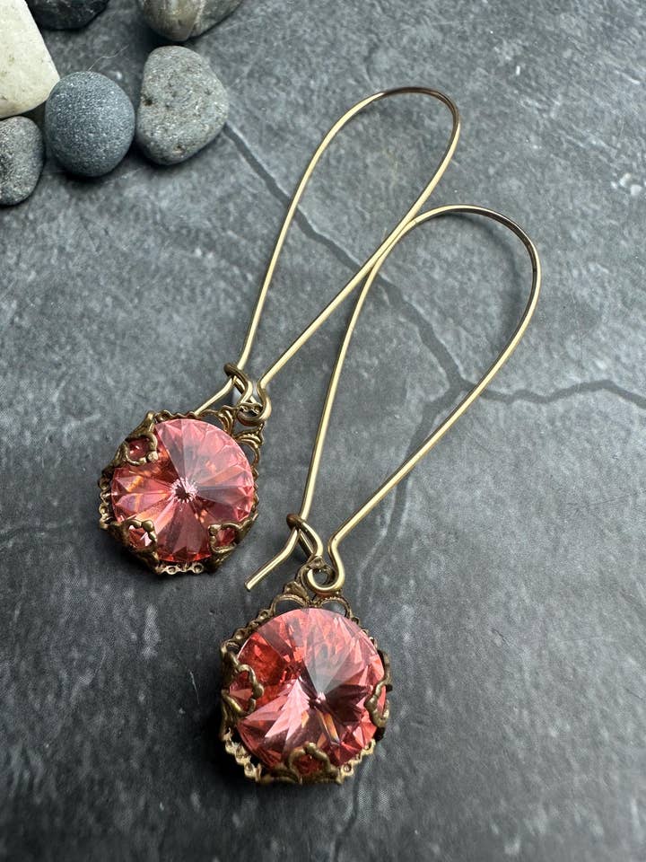 Boucles d'oreilles en filigrane de cristal de rose encastré - Laiton fait main pour la vente par The Sunstone on Main
