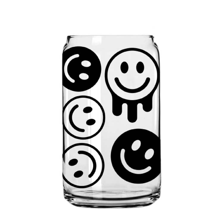 Tasse en verre Seeping With Happiness avec paille transparente et couvercle en bambou pour la vente par Smile Graphics and Design