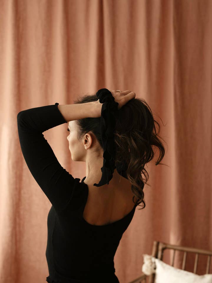 Haut côtelé à manches 3/4 en modal noir pour la vente par Evelina Apparel