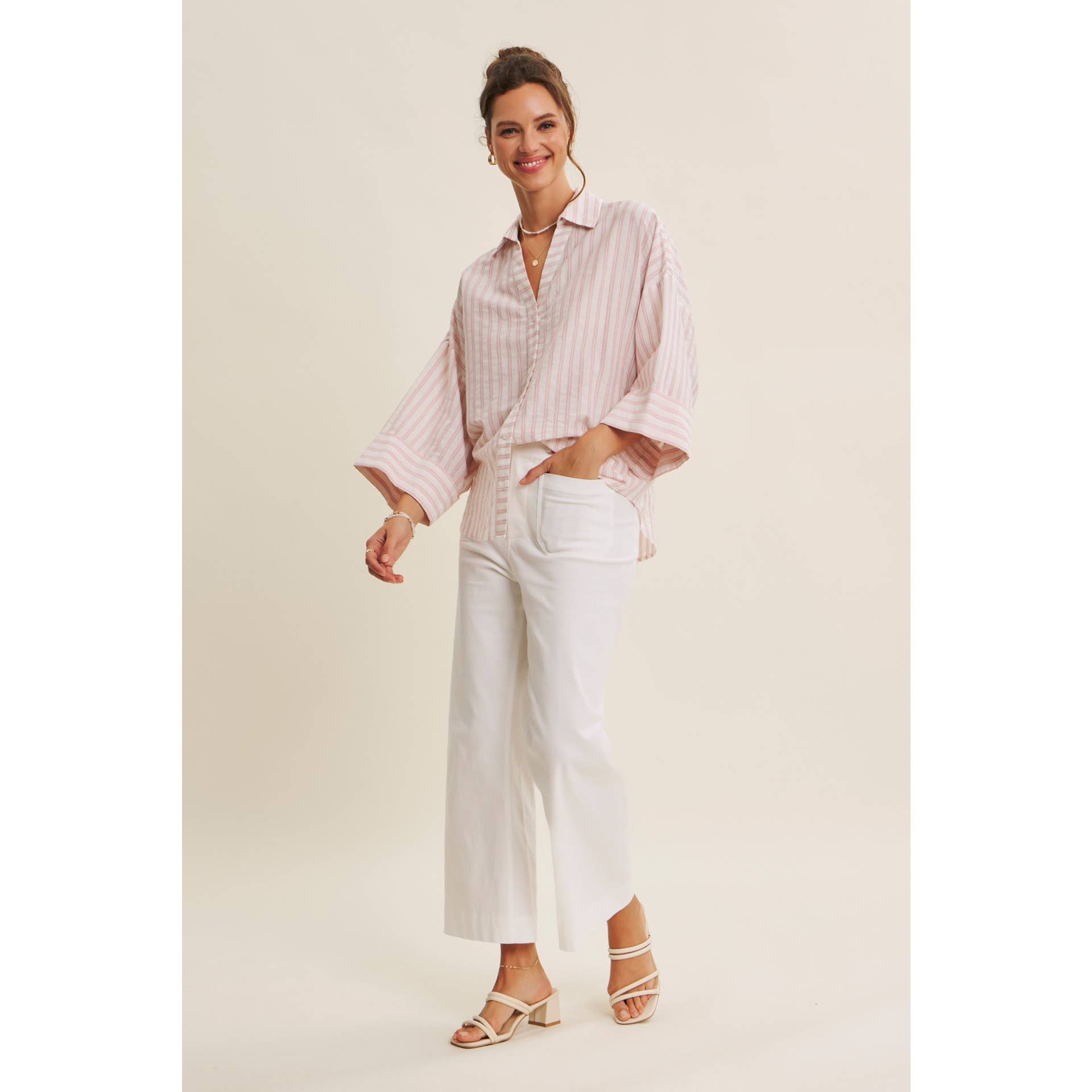 in february – Engroshandel Skjorte med buttondown – til kvinder – PERFEKT STRIBET SKJORTE MED KNAPPER OG BREDE ÆRMER TIL OVERGANGSPERIODEN6