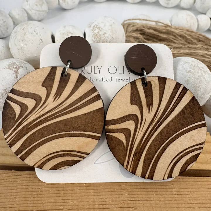 Boucles d'oreilles en bois gravé pour la vente par Truly Olive