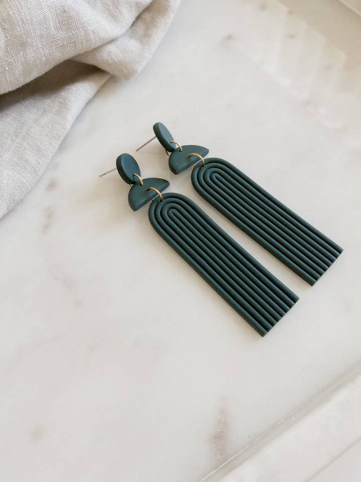 Orecchini dichiarazione Bohemian minimale ad arco verde smeraldo Sierra per la vendita all'ingrosso da parte di Florence and Fig