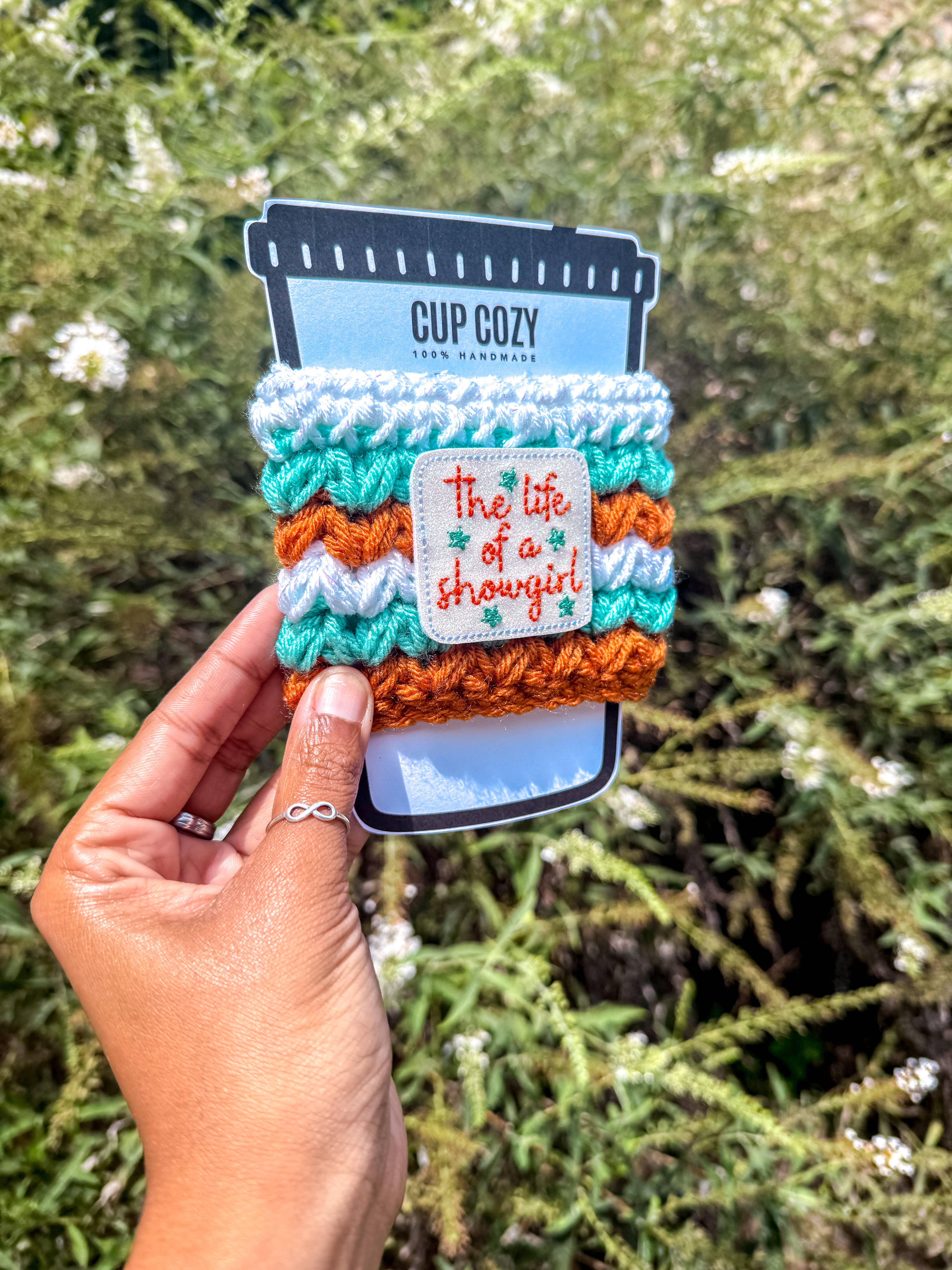 WanderlustBee - Vendita all'ingrosso Rivestimenti per bottiglie e lattine - La vita di una showgirl Cup Cozy - Regalo del tour Eras - Swift3